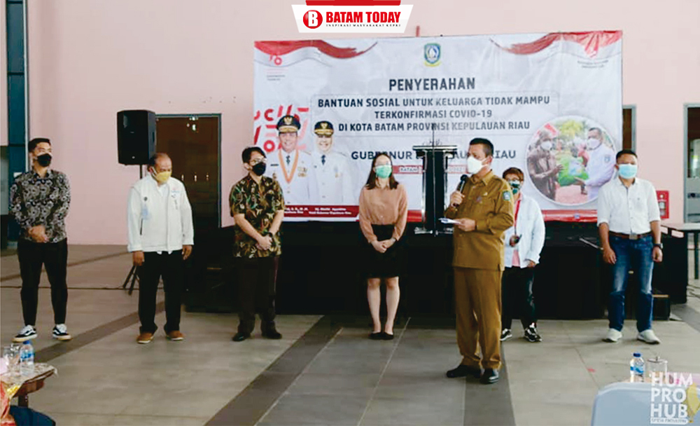 Gubernur Kepri, H. Ansar Ahmad saat acara penyerahan bantuan kepada keluarga tidak mampu terkonfirmasi Covid-19